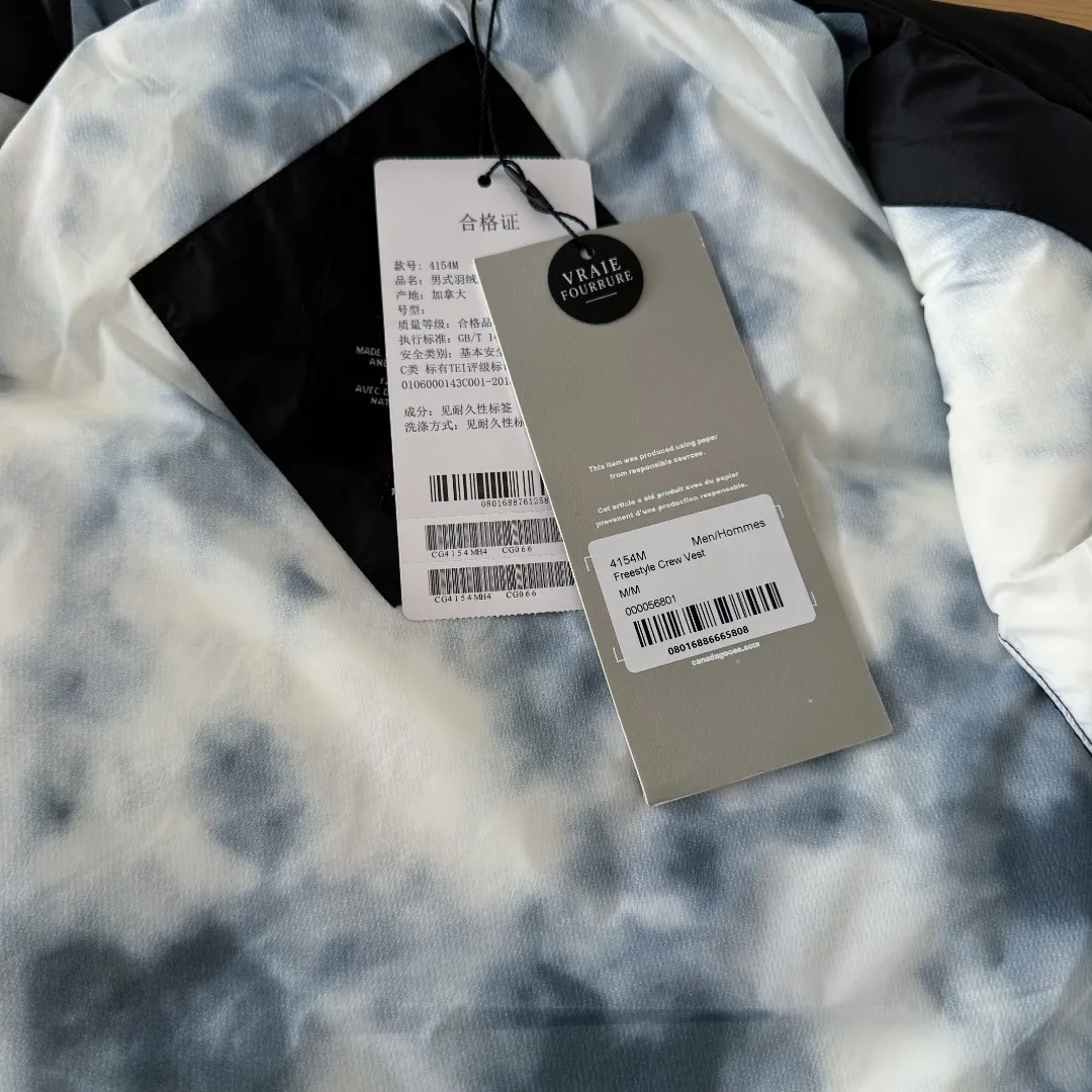 Style No.: Y 86 𝗖𝗔𝗡𝗔𝗗𝗔 𝗚𝗢𝗢𝗦𝗘/Canada Goose White Label Glacier Vest Down Jacket Freestyle Vest THEICON This excellent down-filled vest can be freely layered with various clothes and is people's favorite during the changing seasons. It's Classic Versatile and provides excellent warmth. The Northern Lights Capsule Series is reimagined in rich hues inspired by the stunning colors of Canada's north. Glacial Haze Capsule Series has been improved with a striking and rich color series that gives people the feeling of being trapped in the mist around icebergs and glaciers. The top original replica version refers to the highest version in China (there is no one) (it is a piece of craftsmanship to make a piece of clothing that is ZP when placed in the counter) 1⃣ Made of original custom-made double plain 9500-100% nylon nylon fabric, windproof, waterproof and stain-resistant 2⃣ Filled with national standard Guangzhou Inspection white duck down, the amount of down is more than twice that of ordinary goods. 3⃣The zipper is customized from Yoshida YKK factory, with clear engraving and perfect smooth texture. 4⃣Collar label, armband, back label, hangtag, complete anti-counterfeiting label. Color: Black White, Mood Blue, Melt Water Blue, Graphite Gray. Sizes: XS S M L XL XXL